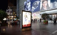La publicité menée polychrome extérieure debout libre de rue et de supermarché d'affichage de message publicitaire