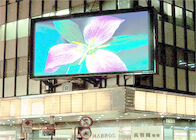 Affichage mené polychrome de la publicité P8 fixée au mur extérieure commerciale de Digital avec l'intense luminosité
