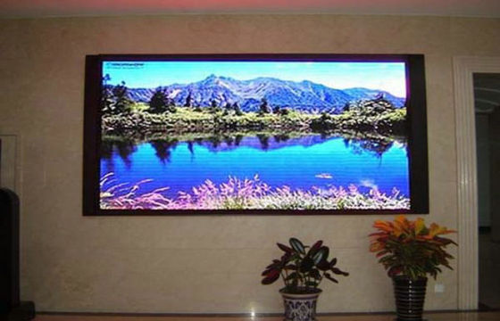 Bon prix HD SMD2121 P4 TV polychrome d'intérieur a mené la caisse de panneaux d'affichage en vol en ligne