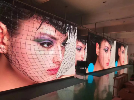 Écran LED publicitaire en couleur sans mosaïque à l'intérieur Centre commercial P5 installé