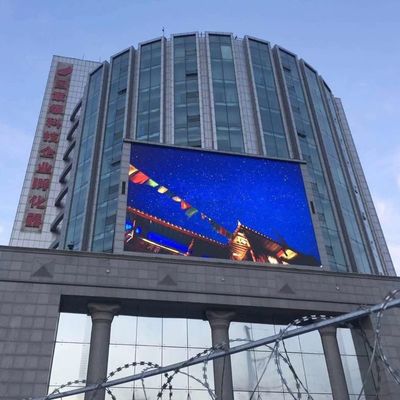 Écran LED couleur extérieur pleine P10 7000 nits avec large distance de visualisation, conception d'affichage publicitaire extérieur