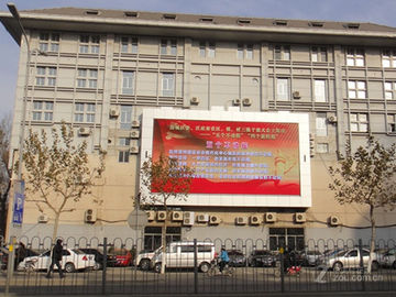La rue extérieure de centre commercial annonçant la LED lambrisse le grand écran polychrome d'affichage à LED de P10