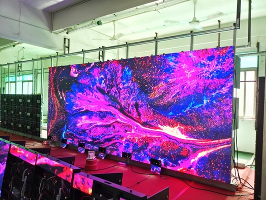 Découvrez des visuels inégalés avec un écran LED à haute résolution à 360000 points/m2 Densité et luminosité de 1000CD/m2