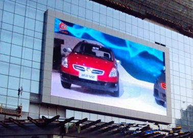 Affichage mené polychrome de la publicité P8 fixée au mur extérieure commerciale de Digital avec l'intense luminosité