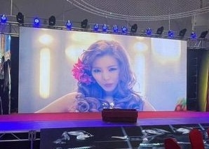 Affichage LED en métal à couleur complète SMD2121 P4 pour location intérieure pour concerts