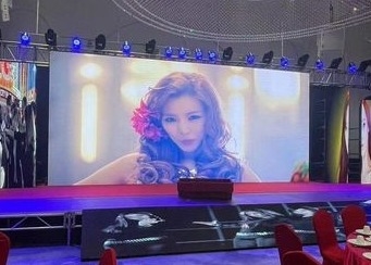 Écran LED publicitaire ultra-clair à haute luminosité couleur complète intérieure adapté à la scène de concert
