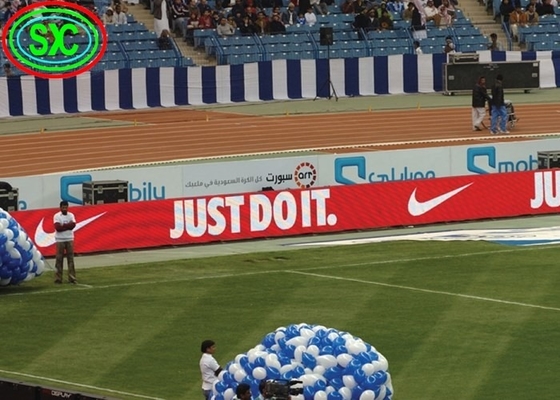 Vue ultra-claire des écrans publicitaires LED autour du terrain de football