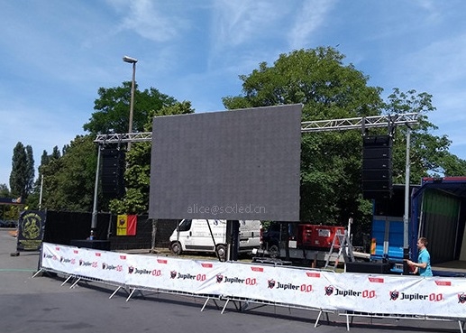 Location d'un écran LED plein couleur suspendu extérieur pour les centres commerciaux et les stades