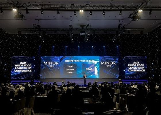 Écran de location de centre commercial Scène LED suspendue En arrière-plan COB P2 HD Résolution 128 * 64