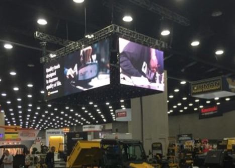 Armoire en aluminium à moulage sous pression étanche COB P0.9 Affichage LED de stade Ultra HD 40 * 20 Résolution