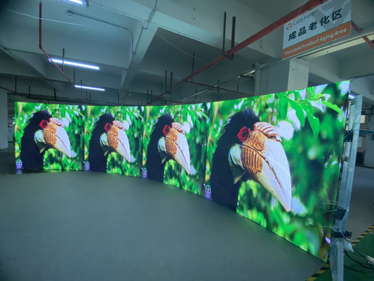 Affichage intérieur Publicité Écran LED P2.5 Taux de rafraîchissement élevé HD 160000 points Couleur simple et double sans fantôme