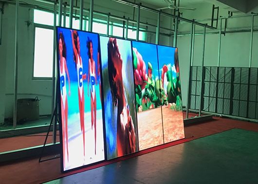 Bon prix SMD2121 Puces affichage d'affiche LED Panneau en aluminium 680x2000mm Taille de l'écran pour l'affichage en ligne