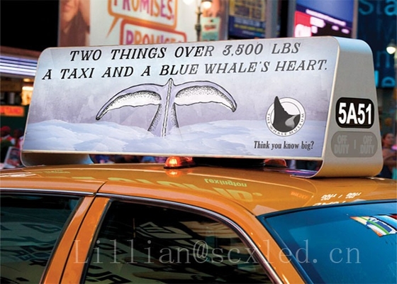 Affichage de panneaux LED sur le toit de la voiture en plein air