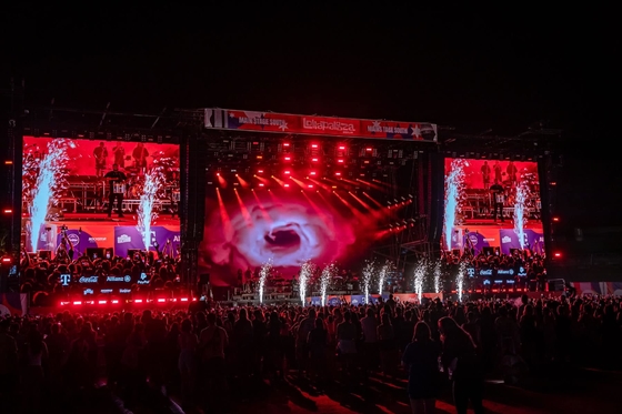 Écran de boîte en fer publicité extérieure imperméable à l'eau Affichage LED pleine couleur, écran LED de concert de haute luminosité IP65