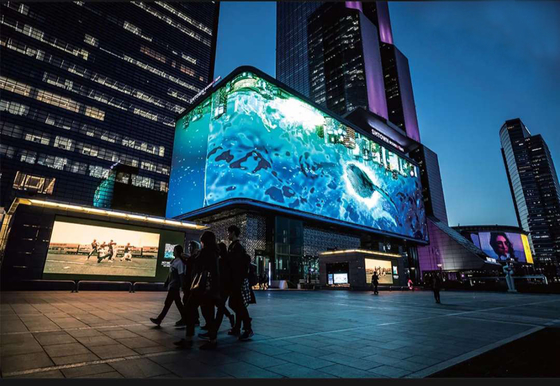 Affichage LED plein couleur haute résolution extérieur p10 avec des performances stables pour le signal de diffusion télévisuelle 10 mm Pixel Pitch 7000 cd/m2 Luminosité 16.7 millions de couleurs IP65/IP54 Protection 800W/m2 Puissance maximale
