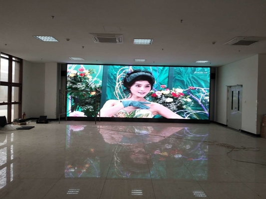 Affichage LED à couleur complète à l'intérieur pour des solutions de marketing numérique et une installation et un transport faciles avec une cote IP élevée et des détails d'image parfaits pour les pixels
