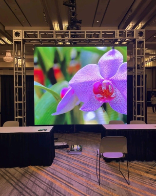 Affichage LED à couleur complète à l'intérieur pour des solutions de marketing numérique et une installation et un transport faciles avec une cote IP élevée et des détails d'image parfaits pour les pixels