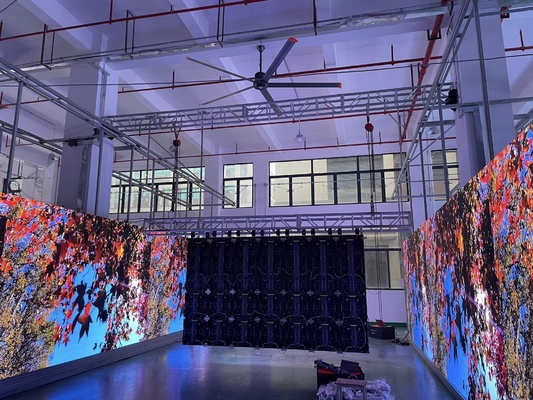 Affichage LED couleur intégrale intérieur P4 HD Mur vidéo incurvé 62500/m2 RGB 3 en 1 24 mois Conception personnalisée et compétitive