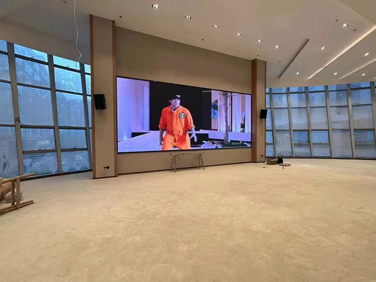 Affichage LED couleur intégrale intérieur P4 HD Mur vidéo incurvé 62500/m2 RGB 3 en 1 24 mois Conception personnalisée et compétitive