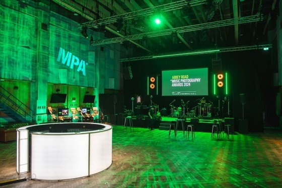 Location Affichage LED suspendu en couleur P8 à l'extérieur imperméable à l'eau IP65 DC5V 32 * 16 Résolution