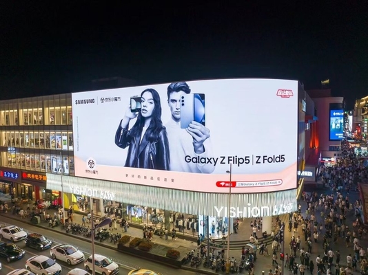 P5 Affichage à LED pour la publicité extérieure en aluminium coulé sous pression Surface courbe SMD2121, luminosité 2500 Nits