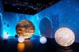 Moniteur à LED rond IP43 étanche à l'eau pour une fonction d'affichage vidéo/texte/image performante