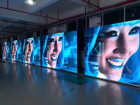 Bon prix 100000 heures de durée de vie Écrans LED publicitaires avec une résolution haute définition et 2 mm Smd2727/2525/1921 LED Taille de forme en ligne
