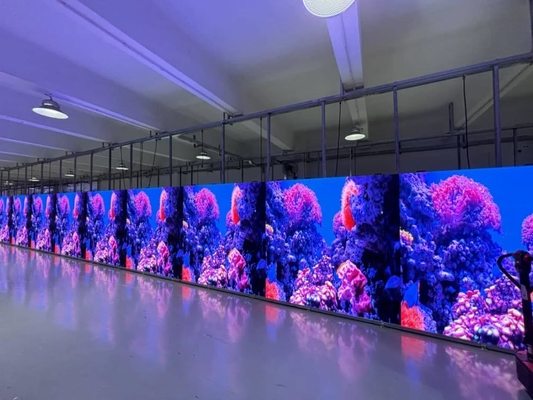 Écran LED publicitaire en couleur sans mosaïque à l'intérieur Centre commercial P5 installé