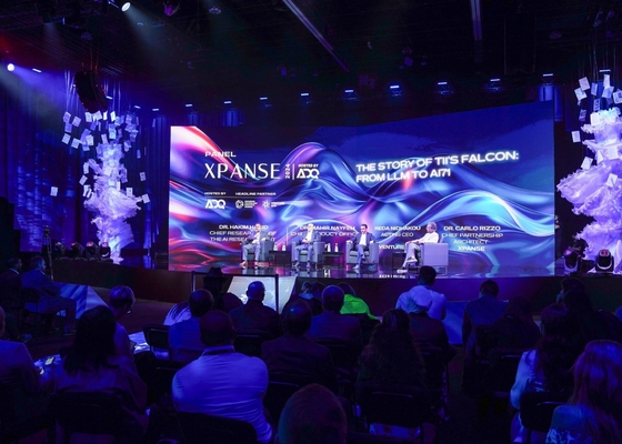Écran LED publicitaire en couleur sans mosaïque à l'intérieur Centre commercial P5 installé