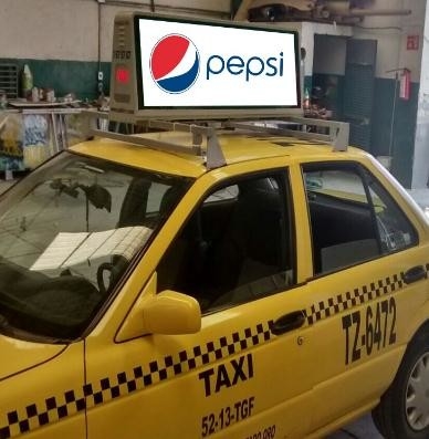 Affichage de panneaux LED imperméable à l' eau, écran plein couleur extérieur sur le toit du taxi double face
