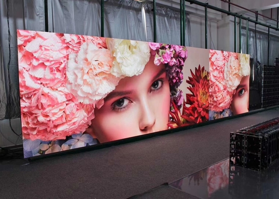 Installation de location étanche à l'eau extérieure en aluminium 25*250mm P3.91 Affichage publicitaire LED