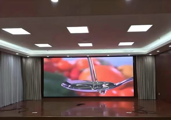 Affichage LED couleur complète intérieur SMD P3 avec une configuration de pixels de 3 mm et 111111 pixels / m2 pour des images claires et vibrantes