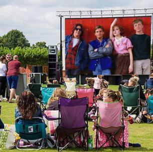 Écran LED de location avec un rapport de contraste de 3000:1, distance de visualisation de 3 à 50 m, parfait pour les événements et les expositions.