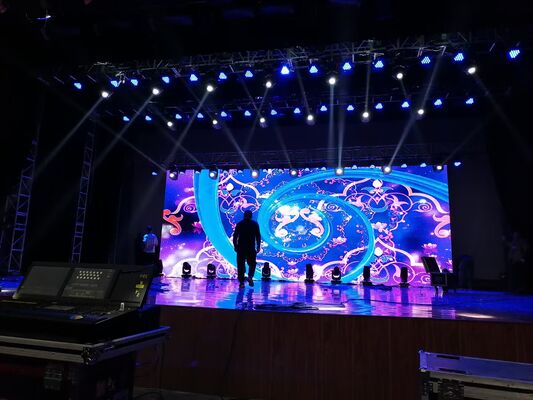 Écran LED couleur p3.9 d'intérieur doté d'une armoire mince et légère et d'un mécanisme de verrouillage rapide pour garantir un minimum d'espaces et une manipulation facile