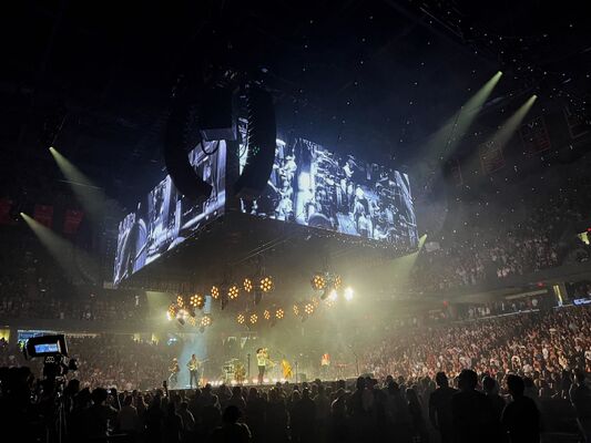 Affichage LED couleur complète intérieur P3.9 Paroi vidéo LED de location avec panneaux modulaires de 500x500 mm et épissage sans couture pour la publicité