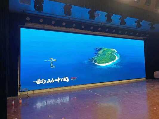 Écran LED intérieur couleur offrant des taux de rafraîchissement élevés de 3840 Hertz pour un affichage vidéo sans scintillement et fluide