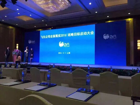 Écran LED couleur P3.9 intérieur avec épissage sans couture, taux de rafraîchissement élevé et grand angle de vision pour la location commerciale et les événements