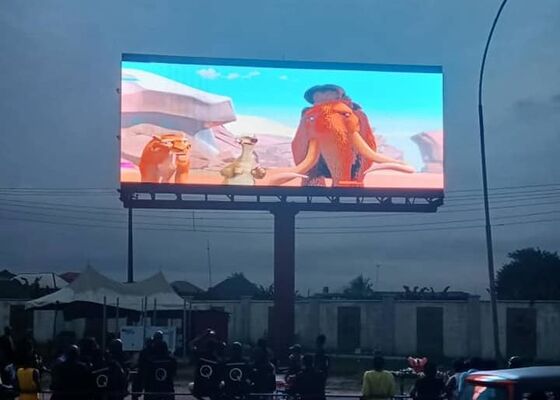 écran à LED plein couleur à l'extérieur