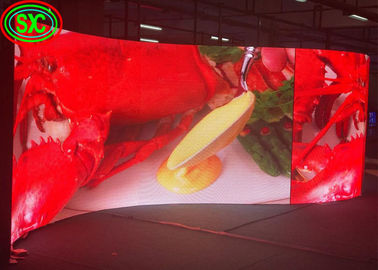Écrans LED de publicité courbée SMD 3,91 mm Pixel Pitch 25 Wattled écran d'affichage publicitaire commercial