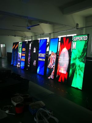 Bon prix Support de publicité d'intérieur d'affichage à LED d'écran vertical de l'affichage HD d'affiche de P3 LED en ligne