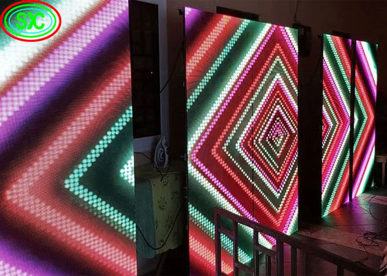 Écrans LED sur scène offrant une résolution et une luminosité élevées avec une conception modulaire pour l'installation et le transport lors d'événements en plein air