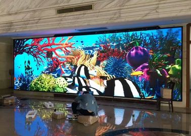 Installation fixe à l'intérieur du mur LED P5 avec un taux de rafraîchissement de 3840 Hz pour les salles de réunion
