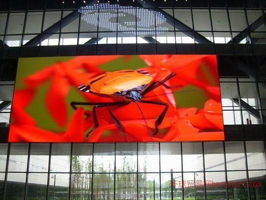 Écrans LED avec modules de 250 x 250 mm et résolution de 64 x 64 pixels pour un affichage détaillé