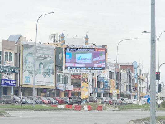 P8 SMD3535 Écrans LED publicitaires étanches à l'eau en extérieur Panneaux muraux vidéo minces Taux de rafraîchissement élevé