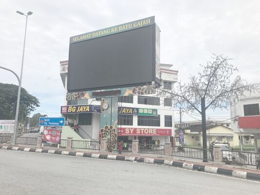 P8 SMD3535 Écrans LED publicitaires étanches à l'eau en extérieur Panneaux muraux vidéo minces Taux de rafraîchissement élevé
