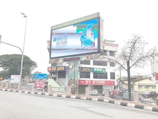 P8 SMD3535 Écrans LED publicitaires étanches à l'eau en extérieur Panneaux muraux vidéo minces Taux de rafraîchissement élevé