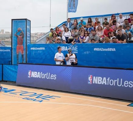 Vue ultra-claire des écrans publicitaires LED autour du terrain de football