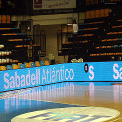 Vue ultra-claire des écrans publicitaires LED autour du terrain de football