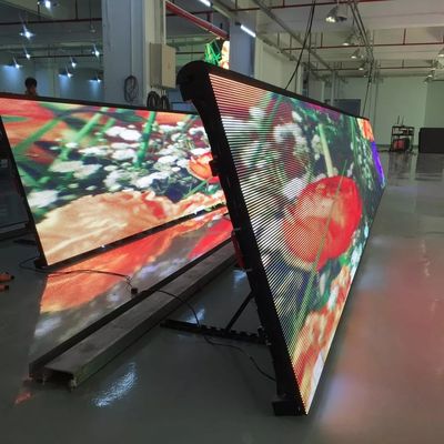 Vue ultra-claire des écrans publicitaires LED autour du terrain de football