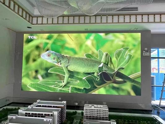 Affichage LED HD couleur complète à l'intérieur avec un taux de rafraîchissement élevé, adapté au hall d'entrée de l'hôtel, au concert